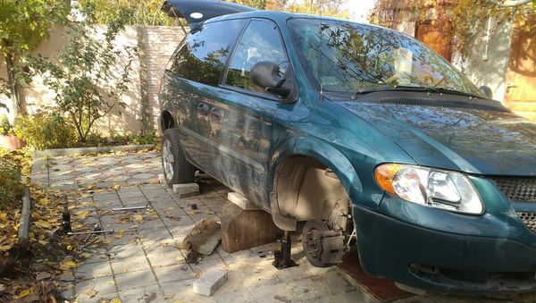 Автомобиль минивэн Dodge Caravan, который сорвался с домкрата и придавил владельца в Феодосии