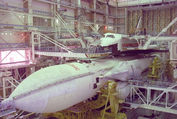 Подготовка универсального ракетно-космического комплекса Энергия в монтажно-испытательном корпусе на космодроме Байконур
