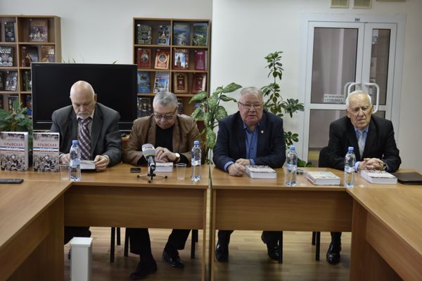 В Симферополе презентовали книгу историка Александра Форманчука (второй справа) Крымская власть (от Багрова к Аксенову)