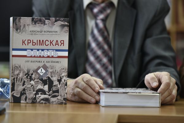 В Симферополе презентовали книгу историка Александра Форманчука Крымская власть (от Багрова к Аксенову)