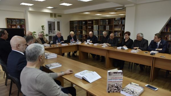 В Симферополе презентовали книгу историка Александра Форманчука Крымская власть (от Багрова к Аксенову)