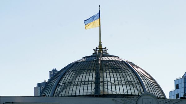 Флаг на крыше Верховной Рады Украины в Киеве