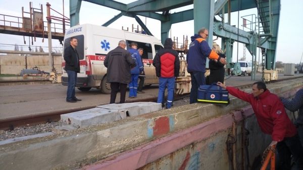 Сотрудники МЧС эвакуируют капитана судна Moryak для срочной госпитализации