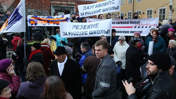 Участники шествия защитников русских школ в Риге. 16 ноября 2017