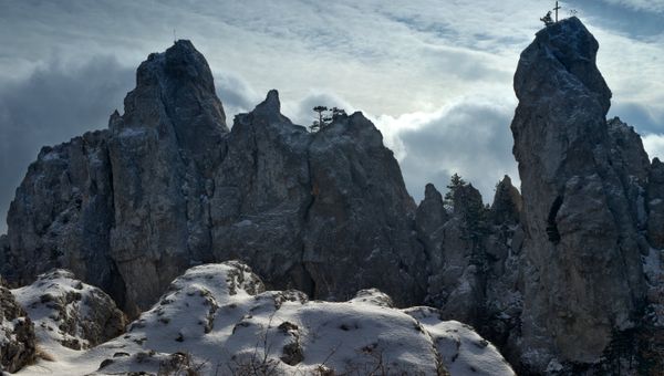 Зима в Крыму. Зубцы вершины горы Ай-Петри