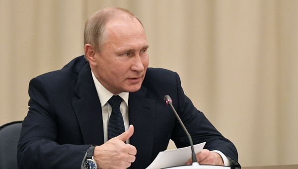 Президент РФ Владимир Путин во время заседания Попечительского совета Мариинского театра в здании Новой сцены Государственного академического Мариинского театра. 17 ноября 2017 Президент РФ Владимир Путин во время заседания Попечительского совета Мариинского театра в здании Новой сцены Государственного академического Мариинского театра. 17 ноября 2017