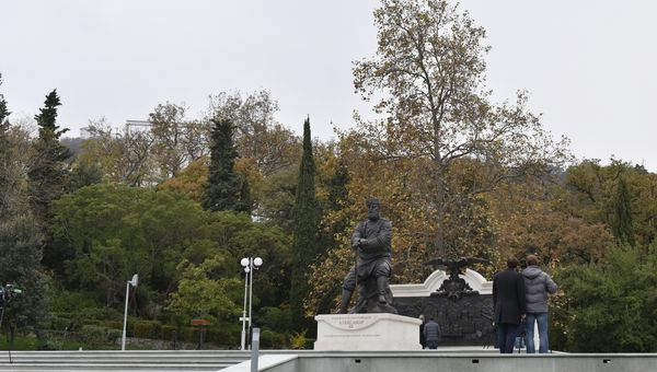Памятник российскому императору Александру III в Ливадийском дворце