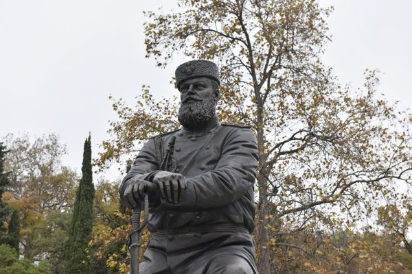 Памятник российскому императору Александру III в Ливадийском дворце