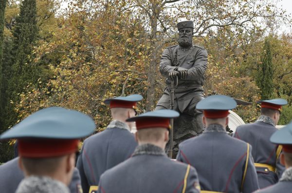 Памятник российскому императору Александру III в Ливадийском дворце