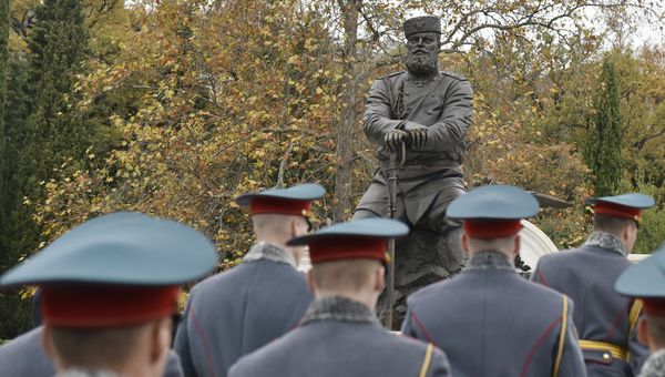Памятник российскому императору Александру III в Ливадийском дворце