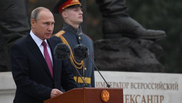 Президент РФ Владимир Путин на церемонии открытия памятника Александру III