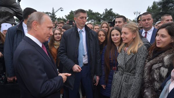 Путин спросил студентку о шубе и пообещал помочь с книгой об Александре III