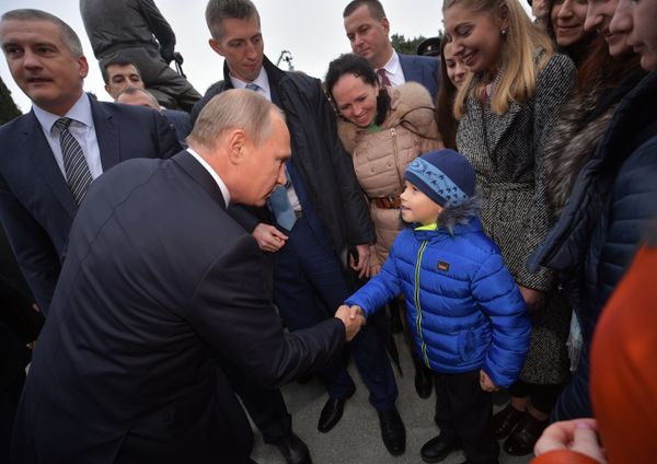 Президент РФ Владимир Путин общается с местными жителями после церемонии открытия памятника Александру III
