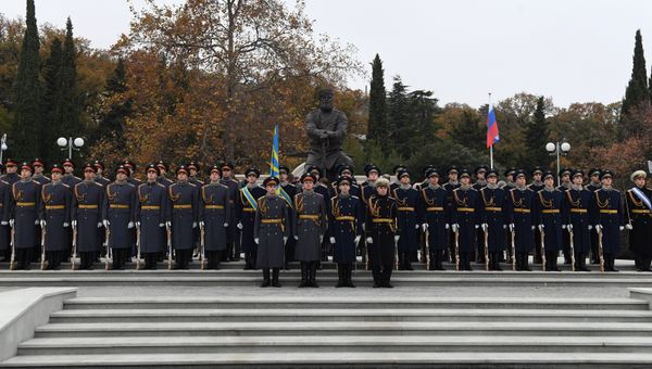 Почетный караул на церемонии открытия памятника Александру III в Ялте