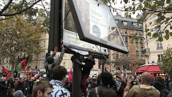 Участники акции протеста в Париже