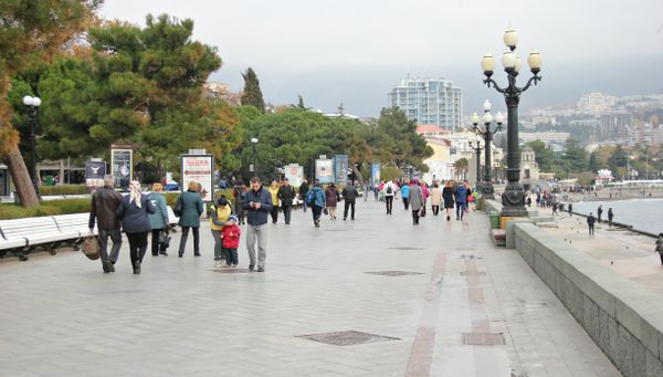Люди на набережной Ялты