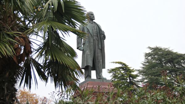Памятник Ленину на набережной Ялты 