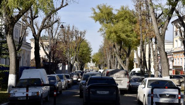 Автомобили в центре Симферополя Автомобили в центре Симферополя