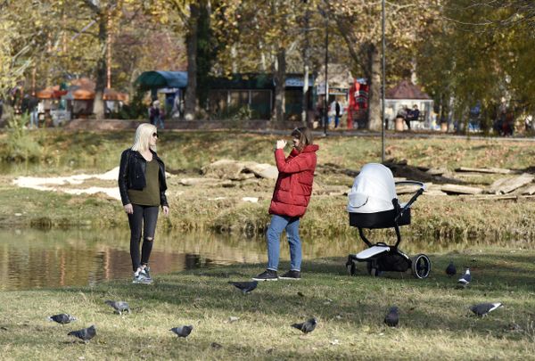 Девушки фотографируются в парке им. Гагарина в Симферополе