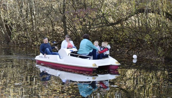 Люди катаются на лодке в пруду в парке им. Гагарина в Симферополе