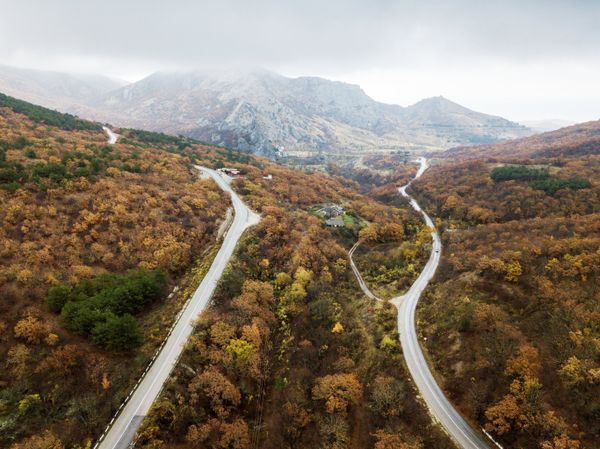 Дорога в окрестностях поселка Солнечная долина в Крыму