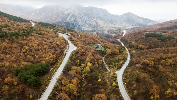 Дорога в окрестностях поселка Солнечная долина в Крыму Дорога в окрестностях поселка Солнечная долина в Крыму