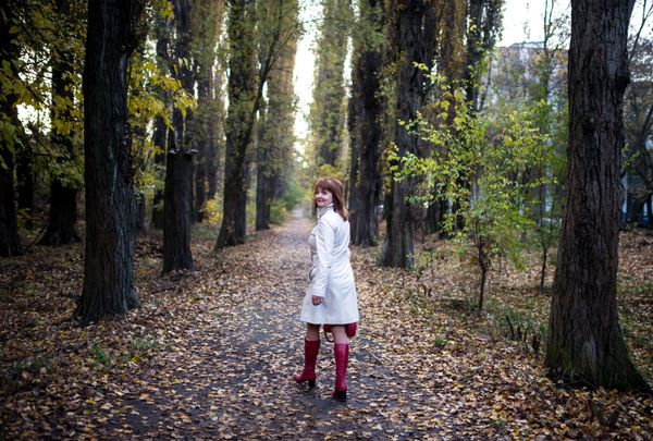 Осень в Крыму. Девушка гуляет в парке