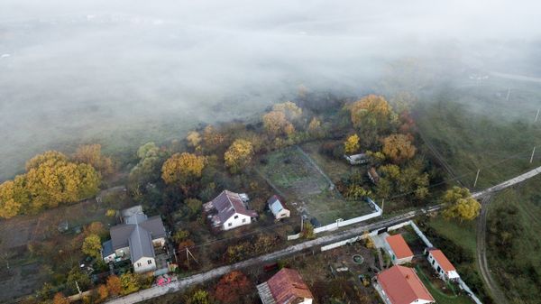 Дома в селе Клиновка в Крыму. Туман