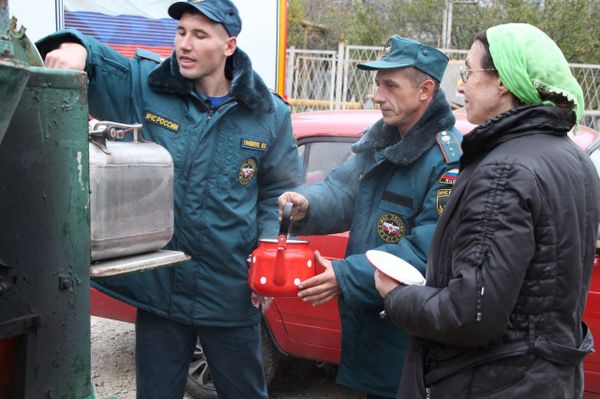 Полевая кухня, организованная сотрудниками МЧС