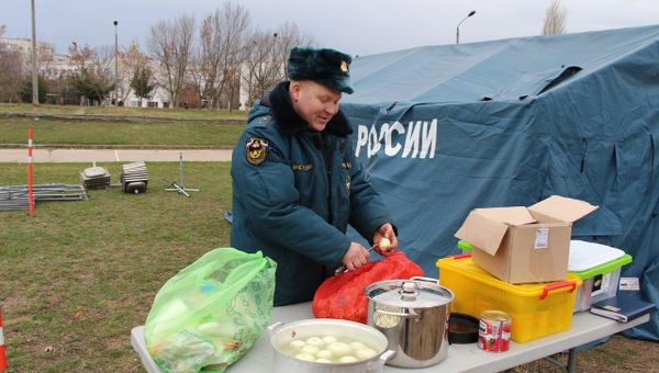 Полевая кухня, организованная сотрудниками МЧС
