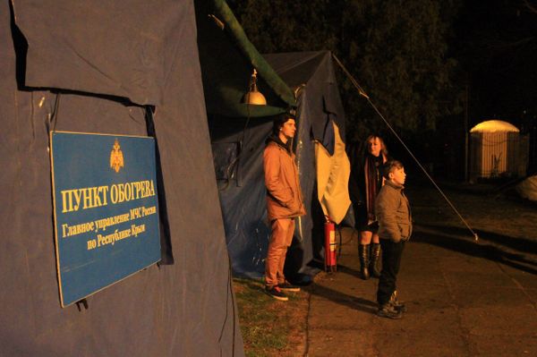 Люди в пункте обогрева, организованного МЧС