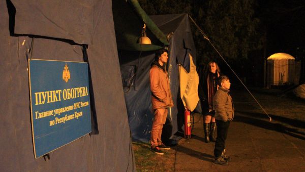 Люди в пункте обогрева, организованного МЧС