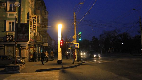 Световая башня на обесточенной улице в Симферополе