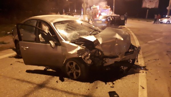 Два человека пострадали в ночной аварии в крымской столице Два человека пострадали в ночной аварии в крымской столице