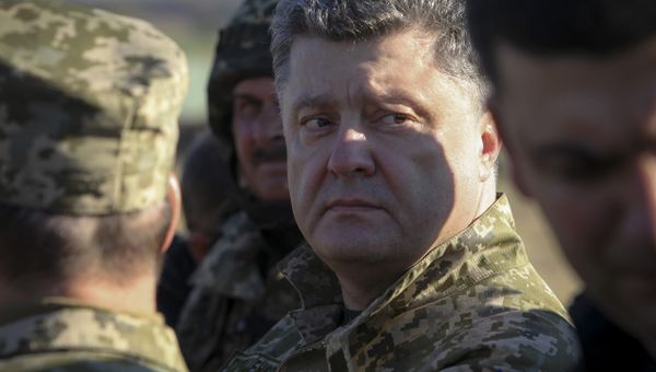 Президент Украины Петр Порошенко во время осмотра фортификационных сооружений в районе города Курахово