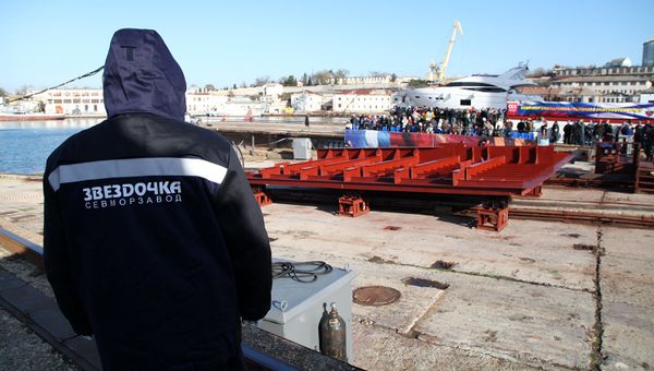 Церемония закладки плавучего крана ПК-400 Севастополь на Севморзаводе
