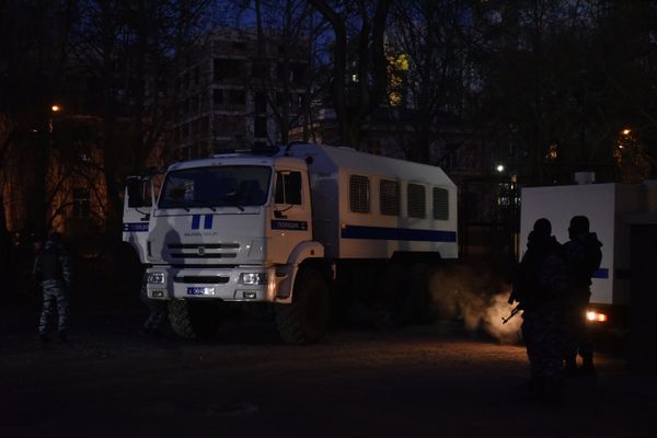 Бекира Дегерменджи и Руслана Трубача, задержанных по подозрению в вымогательстве денег у гражданина Турции, увозят после заседания в Киевском районном суде