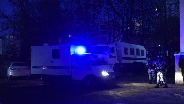 Бекира Дегерменджи и Руслана Трубача, задержанных по подозрению в вымогательстве денег у гражданина Турции, увозят после заседания в Киевском районном суде