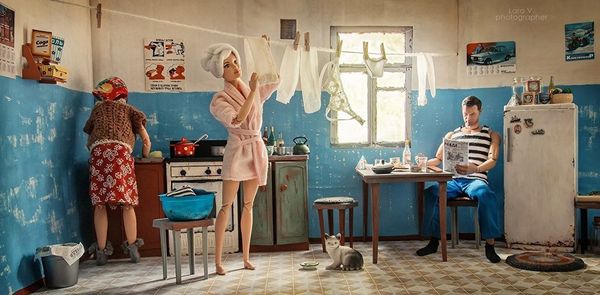 Фотограф из Екатеринбурга Лара Вычужанина (@adele.quel) поместила знаменитых кукол в интерьер советской квартиры Фотограф из Екатеринбурга Лара Вычужанина (@adele.quel) поместила знаменитых кукол в интерьер советской квартиры