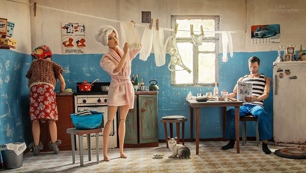 Фотограф из Екатеринбурга Лара Вычужанина (@adele.quel) поместила знаменитых кукол в интерьер советской квартиры