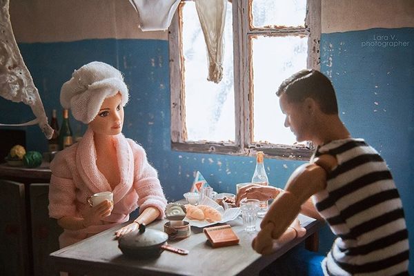 Фотограф из Екатеринбурга Лара Вычужанина (@adele.quel) поместила знаменитых кукол в интерьер советской квартиры Фотограф из Екатеринбурга Лара Вычужанина (@adele.quel) поместила знаменитых кукол в интерьер советской квартиры