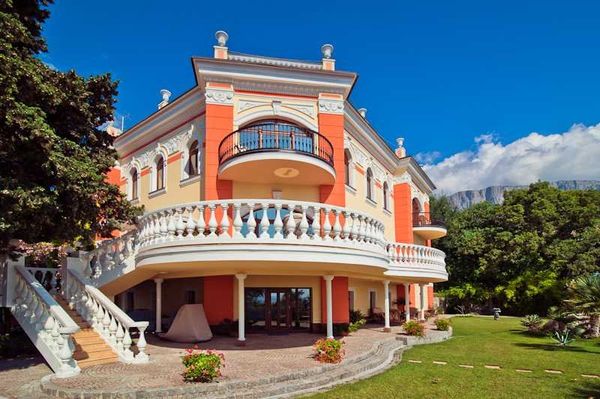 Старинный графский особняк в Алупке Старинный графский особняк в Алупке