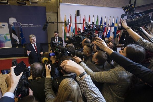 Президент Украины Петр Порошенко во время пресс-конференции на саммите Восточного партнерства в Брюсселе Президент Украины Петр Порошенко во время пресс-конференции на саммите Восточного партнерства в Брюсселе