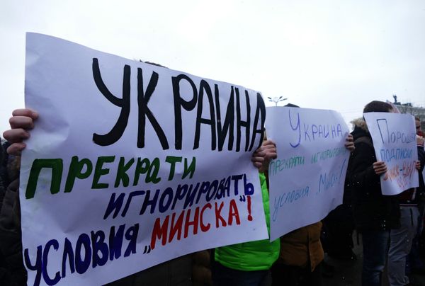 Жители Донецка на митинге-обращеннии к мировым лидерам