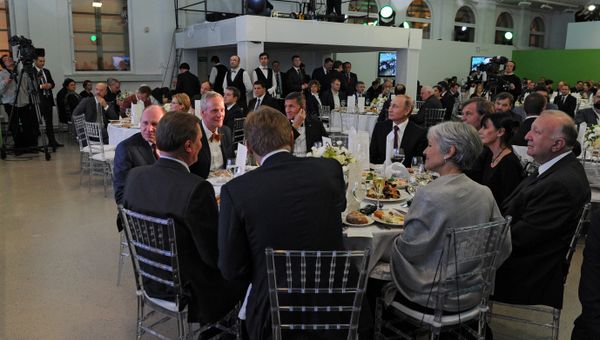 Президент России Владимир Путин и бывший советник президента США Дональда Трампа по национальной безопасности Майк Флинн среди гостей на 10-летнем юбилее вещания Russia Today. Архивное фото