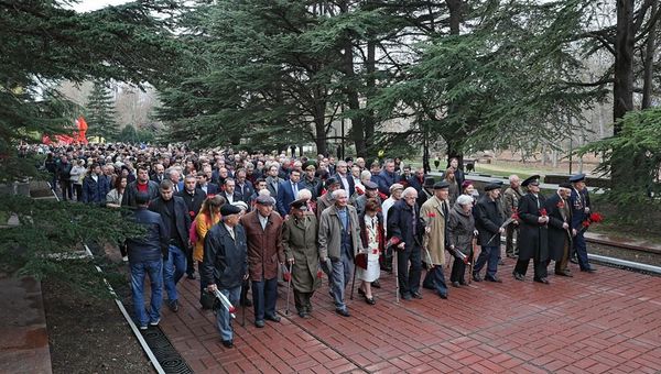 Ветераны идут возлагать цветы к Мемориалу Могила Неизвестного солдата в парке имени Гагарина в Симферополе