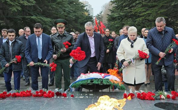 Возложение цветов к Мемориалу Могила Неизвестного солдата в парке имени Гагарина в Симферополе