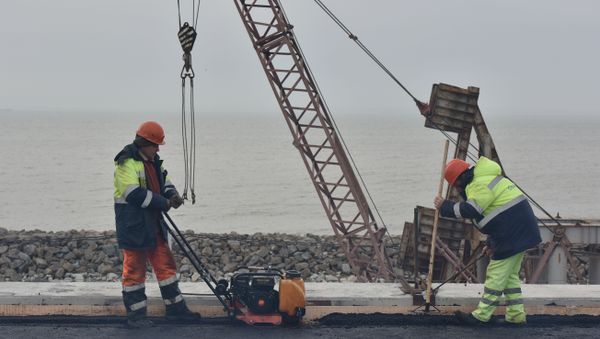 Укладка асфальта на мосту через Керченский пролив