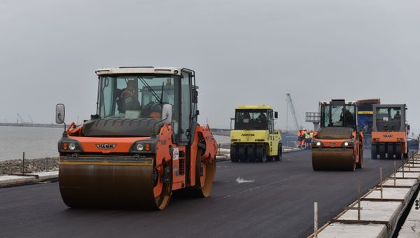 Укладка асфальта на мосту через Керченский пролив
