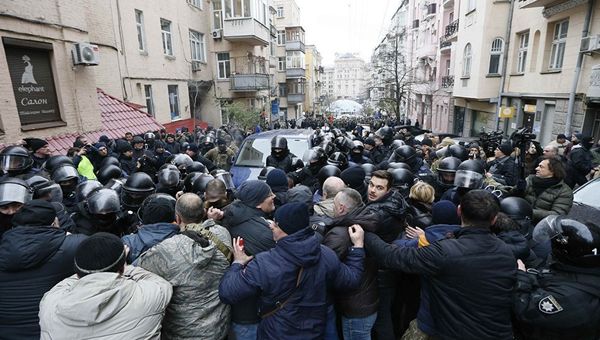 Столкновение сторонников Михаила Саакашвили с сотрудниками Национальной гвардии в Киеве. 5 декабря 2017 Столкновение сторонников Михаила Саакашвили с сотрудниками Национальной гвардии в Киеве. 5 декабря 2017